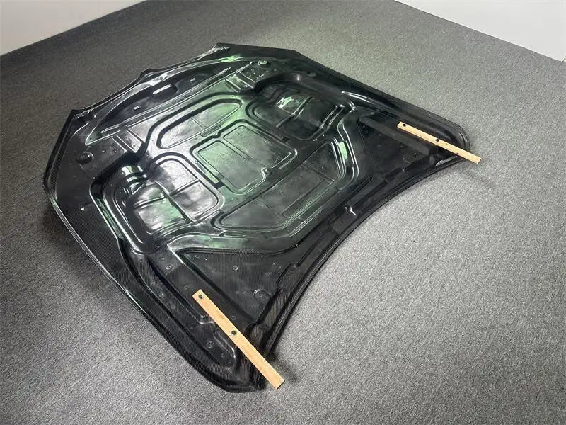 BMW F92/F93 Carbon Fiber V Style Engine Hood